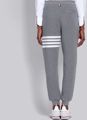 Thom Browne FW23 Seluar Jogger Lelaki Jalur Empat Klasik Kelabu Knit Waffle. MJQ082A-06452-035 Purchase Thom Browne FW23 Seluar Jogger Lelaki Jalur Empat Klasik Kelabu Knit Waffle. MJQ082A-06452-035