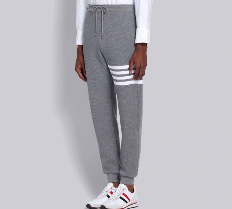 Details for Thom Browne FW23 Seluar Jogger Lelaki Jalur Empat Klasik Kelabu Knit Waffle. MJQ082A-06452-035