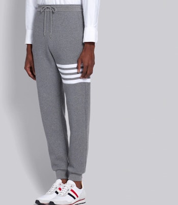 Thom Browne FW23 Seluar Jogger Lelaki Jalur Empat Klasik Kelabu Knit Waffle. MJQ082A-06452-035 Details for Thom Browne FW23 Seluar Jogger Lelaki Jalur Empat Klasik Kelabu Knit Waffle. MJQ082A-06452-035