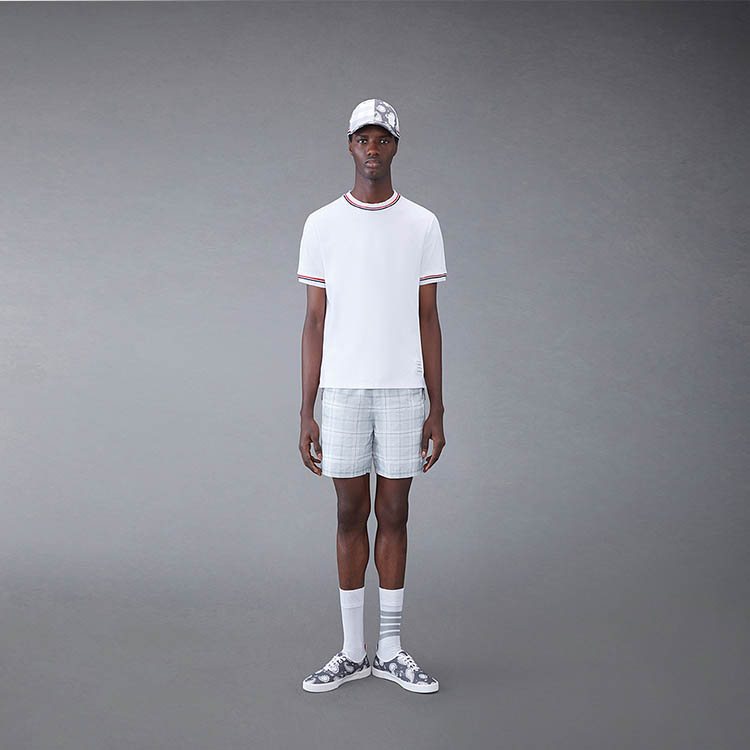 Lookbook Thom Browne FW23 色塊米蘭條紋白色短袖T恤。 MJS231A-J0055-100