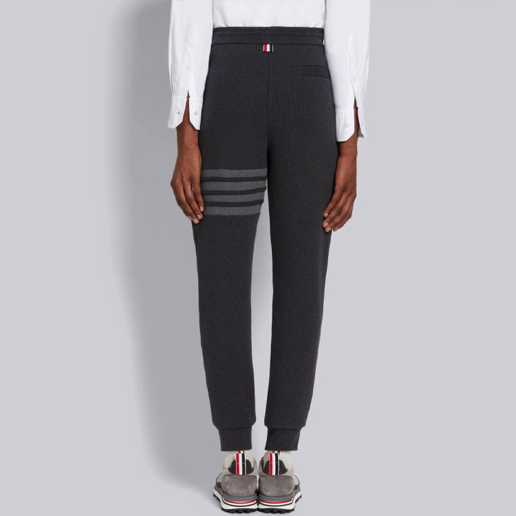 Purchase 톰브라운 FW23 그레이 포바 와플 니트 조거 팬츠 카본 그레이. MJQ082A-06452-015