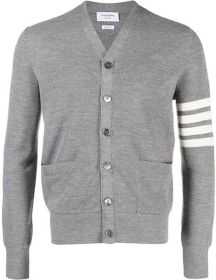 Thom Browne FW23 Kardigan Lelaki Kelabu Bercorak Jalur V-Neck Butang. MKC484A-Y1014-055 Order Thom Browne FW23 Kardigan Lelaki Kelabu Bercorak Jalur V-Neck Butang. MKC484A-Y1014-055