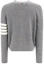 Lookbook Thom Browne FW23 Kardigan Lelaki Kelabu Bercorak Jalur V-Neck Butang. MKC484A-Y1014-055