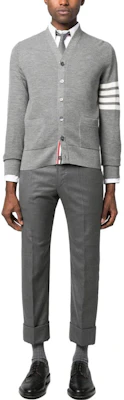 Thom Browne FW23 Kardigan Lelaki Kelabu Bercorak Jalur V-Neck Butang. MKC484A-Y1014-055 Shop Thom Browne FW23 Kardigan Lelaki Kelabu Bercorak Jalur V-Neck Butang. MKC484A-Y1014-055