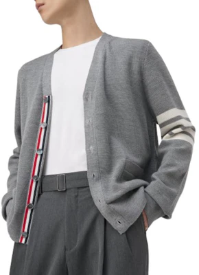 Thom Browne FW23 Kardigan Lelaki Kelabu Bercorak Jalur V-Neck Butang. MKC484A-Y1014-055 Cheap Thom Browne FW23 Kardigan Lelaki Kelabu Bercorak Jalur V-Neck Butang. MKC484A-Y1014-055