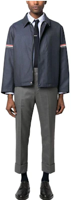Camisa Azul Claro a Rayas Hombre THOM BROWNE FW23 Pre-Fall MWL301A-F0352-480 Lookbook Camisa Azul Claro a Rayas Hombre THOM BROWNE FW23 Pre-Fall MWL301A-F0352-480