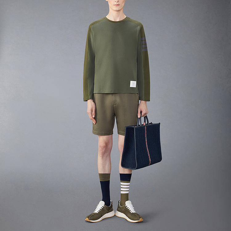 Lookbook 톰브라운 FW24 4-스트라이프 크루넥 코튼 긴팔 티셔츠 다크 그린 MJS245A-07323-320