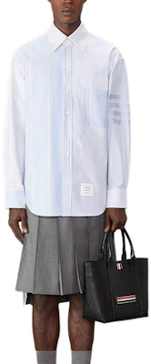 Camisa de Algodón Suelto Thom Browne FW24 Clásica 4-Bar Rayas Azul Claro. MWL381F-06496-480 Lookbook Camisa de Algodón Suelto Thom Browne FW24 Clásica 4-Bar Rayas Azul Claro. MWL381F-06496-480