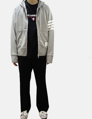 톰브라운 그레이 클래식 4-바 스트라이프 집 후디 - 봄 컬렉션. MJT022L-00535-068 Purchase 톰브라운 그레이 클래식 4-바 스트라이프 집 후디 - 봄 컬렉션. MJT022L-00535-068