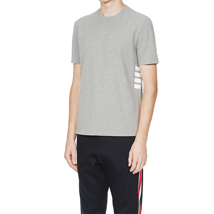 Lookbook 톰 브라운 그레이 스트라이프 반팔 티셔츠 남성용 썸머 에디션 MJS123A00050-055