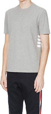 톰 브라운 그레이 스트라이프 반팔 티셔츠 남성용 썸머 에디션 MJS123A00050-055 Lookbook 톰 브라운 그레이 스트라이프 반팔 티셔츠 남성용 썸머 에디션 MJS123A00050-055