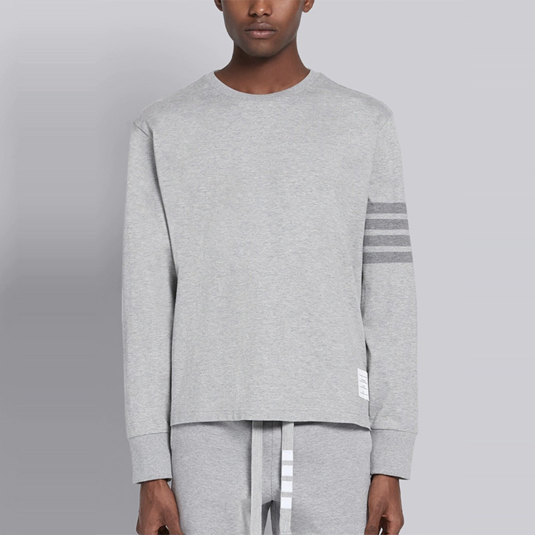 Shop 톰브라운 그레이 4-스트라이프 코튼 긴팔 티셔츠 MJS117A-06769-055