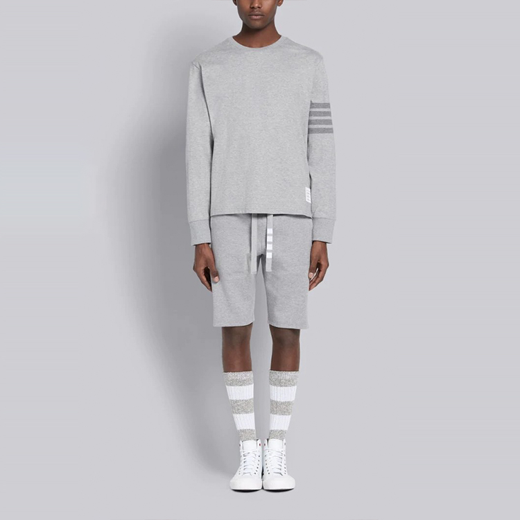 Sizing 톰브라운 그레이 4-스트라이프 코튼 긴팔 티셔츠 MJS117A-06769-055