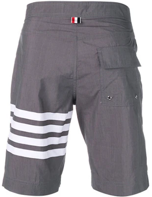 Thom Browne Abu-abu Celana Pendek Kasual Waterproof 4-Stripe MTU223A-05415-035 Lookbook Thom Browne Abu-abu Celana Pendek Kasual Waterproof 4-Stripe MTU223A-05415-035