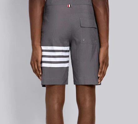 Thom Browne Abu-abu Celana Pendek Kasual Waterproof 4-Stripe MTU223A-05415-035 Details for Thom Browne Abu-abu Celana Pendek Kasual Waterproof 4-Stripe MTU223A-05415-035