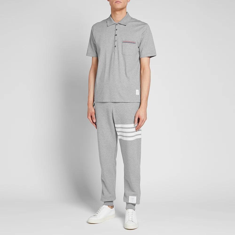 Shop トムブラウン グレー 4ストライプ ニットスウェットパンツ クラシック春スタイル MJQ008H-00535-068