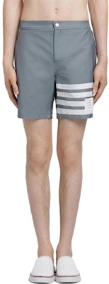 Thom Browne 夏日灰色四條紋標誌休閒短褲 MTT006A-04429-035 Lookbook Thom Browne 夏日灰色四條紋標誌休閒短褲 MTT006A-04429-035