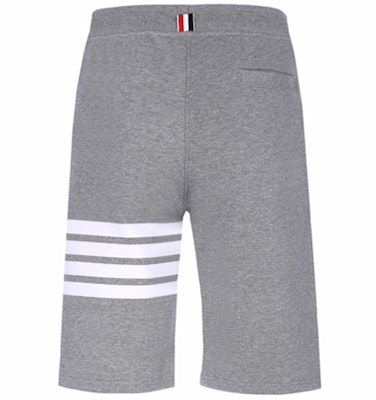 Thom Browne Pantalones Cortos Grises Clásicos a Rayas Estilo Primavera Relaxado MJQ012H-00535-068 Lookbook Thom Browne Pantalones Cortos Grises Clásicos a Rayas Estilo Primavera Relaxado MJQ012H-00535-068