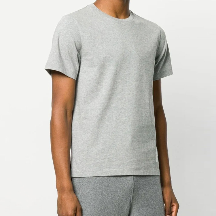 Lookbook Camiseta Gris de Cuello Redondo Thom Browne Hombre Edición Verano MJS067A-00042-055