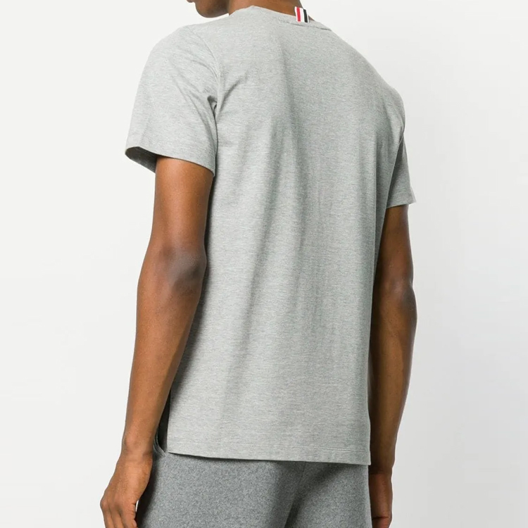 Shop Camiseta Gris de Cuello Redondo Thom Browne Hombre Edición Verano MJS067A-00042-055