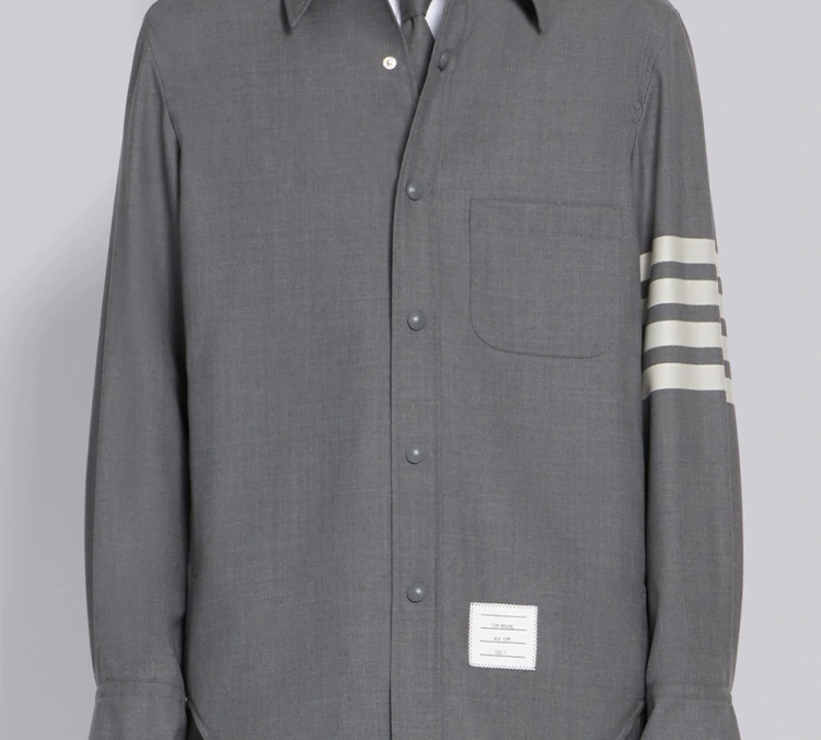 Lookbook Chaqueta Camisa Gris con Cuatro Rayas Thom Browne para Hombre. MJO055A-06146-035