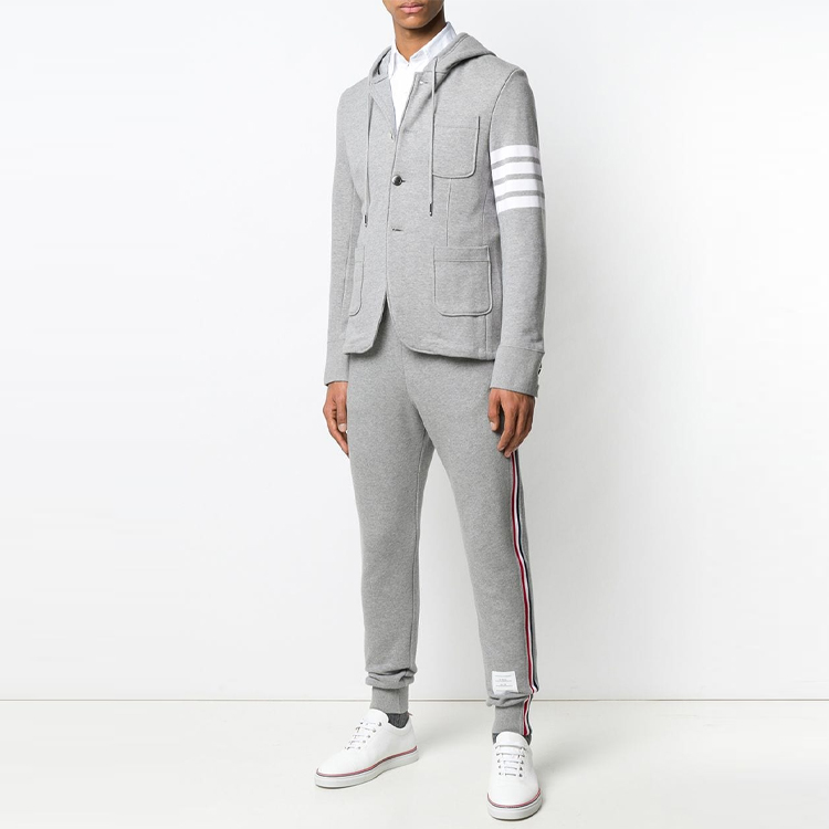 Lookbook トムブラウン グレー ロゴプリント ジップアップフーディ ジャケット ストライプ付き MJT166A-00535-055