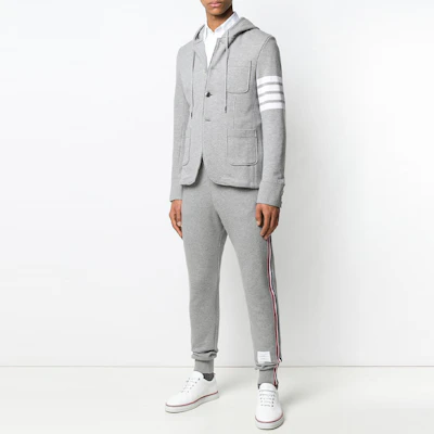 トムブラウン グレー ロゴプリント ジップアップフーディ ジャケット ストライプ付き MJT166A-00535-055 Lookbook トムブラウン グレー ロゴプリント ジップアップフーディ ジャケット ストライプ付き MJT166A-00535-055