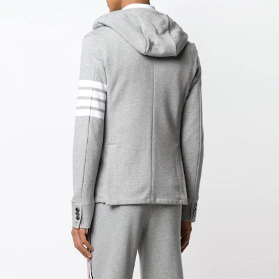 トムブラウン グレー ロゴプリント ジップアップフーディ ジャケット ストライプ付き MJT166A-00535-055 Shop トムブラウン グレー ロゴプリント ジップアップフーディ ジャケット ストライプ付き MJT166A-00535-055