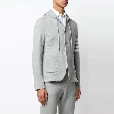 トムブラウン グレー ロゴプリント ジップアップフーディ ジャケット ストライプ付き MJT166A-00535-055 Purchase トムブラウン グレー ロゴプリント ジップアップフーディ ジャケット ストライプ付き MJT166A-00535-055