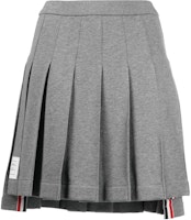 THOM BROWNE Grey Pleated Mini Skirt with Logo Patch Preppy Style Back to School FJK053A-06931-035 THOM BROWNE Grey Pleated Mini Skirt with Logo Patch Preppy Style Back to School FJK053A-06931-035
