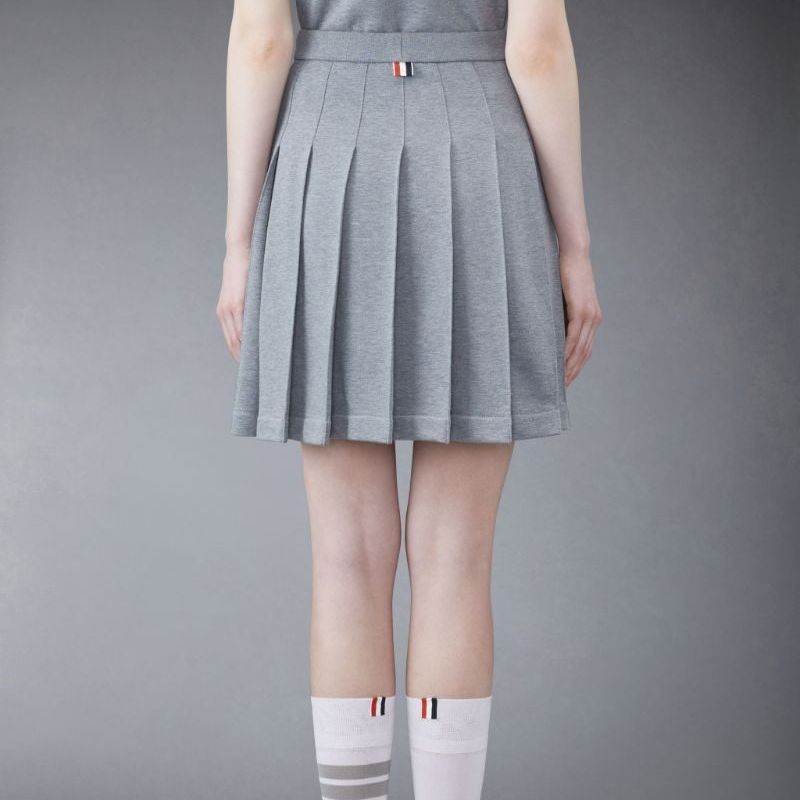 Shop THOM BROWNE 灰色百褶迷你裙附標誌貼布 學院風回歸校園穿搭 FJK053A-06931-035