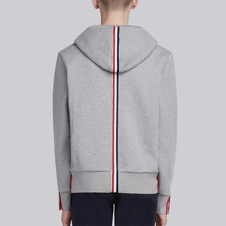 Purchase Thom Browne Hoodie Abu-Abu dengan Triple Stripe di Belakang. MJT086A-03377-055