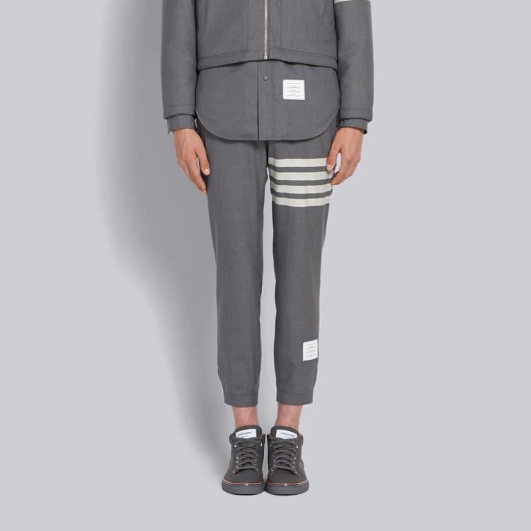 Lookbook 톰 브라운 남성용 그레이 스트라이프 치노 팬츠 - 가을 컬렉션 MTT012A-06146-035