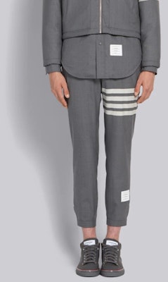 톰 브라운 남성용 그레이 스트라이프 치노 팬츠 - 가을 컬렉션 MTT012A-06146-035 Lookbook 톰 브라운 남성용 그레이 스트라이프 치노 팬츠 - 가을 컬렉션 MTT012A-06146-035