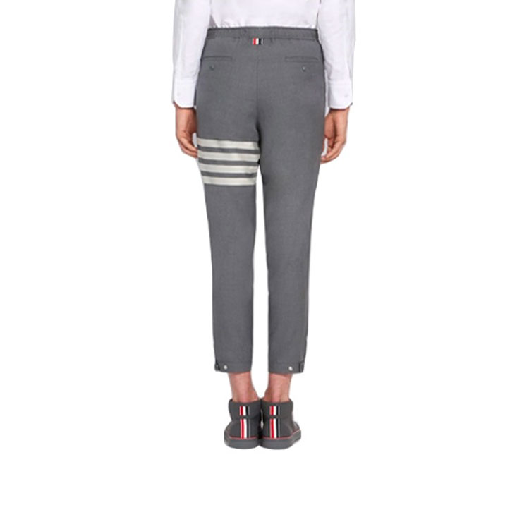 Shop 톰 브라운 남성용 그레이 스트라이프 치노 팬츠 - 가을 컬렉션 MTT012A-06146-035