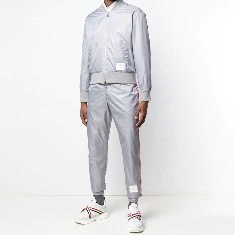 Lookbook Pantalones Grises Thom Browne con Rayas Roja Blanca Azul MJQ070A-03215-055