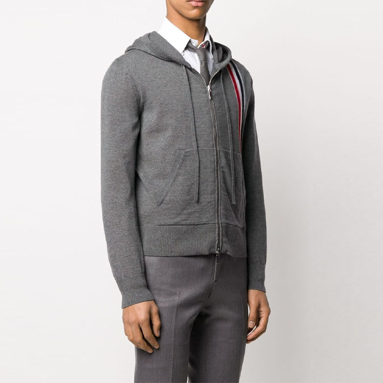 Lookbook Sudadera con Capucha Gris de Triple Raya THOM BROWNE. MKC287A-00014-035