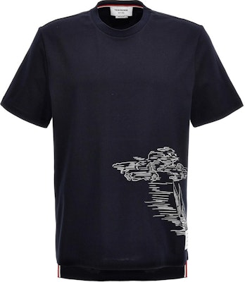 THOM BROWNE Kaos Pendek Crewneck Cetak Landscape Fashion. MJS223A-J0058-415 Buy THOM BROWNE Kaos Pendek Crewneck Cetak Landscape Fashion. MJS223A-J0058-415