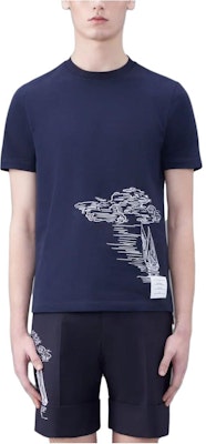 THOM BROWNE Kaos Pendek Crewneck Cetak Landscape Fashion. MJS223A-J0058-415 Order THOM BROWNE Kaos Pendek Crewneck Cetak Landscape Fashion. MJS223A-J0058-415