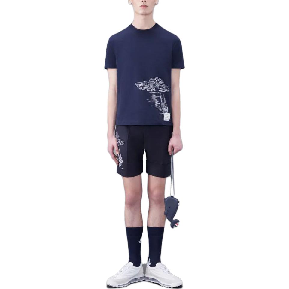 Shop 톰 브라운 랜드스케이프 프린트 크루넥 반팔 티셔츠 패션. MJS223A-J0058-415