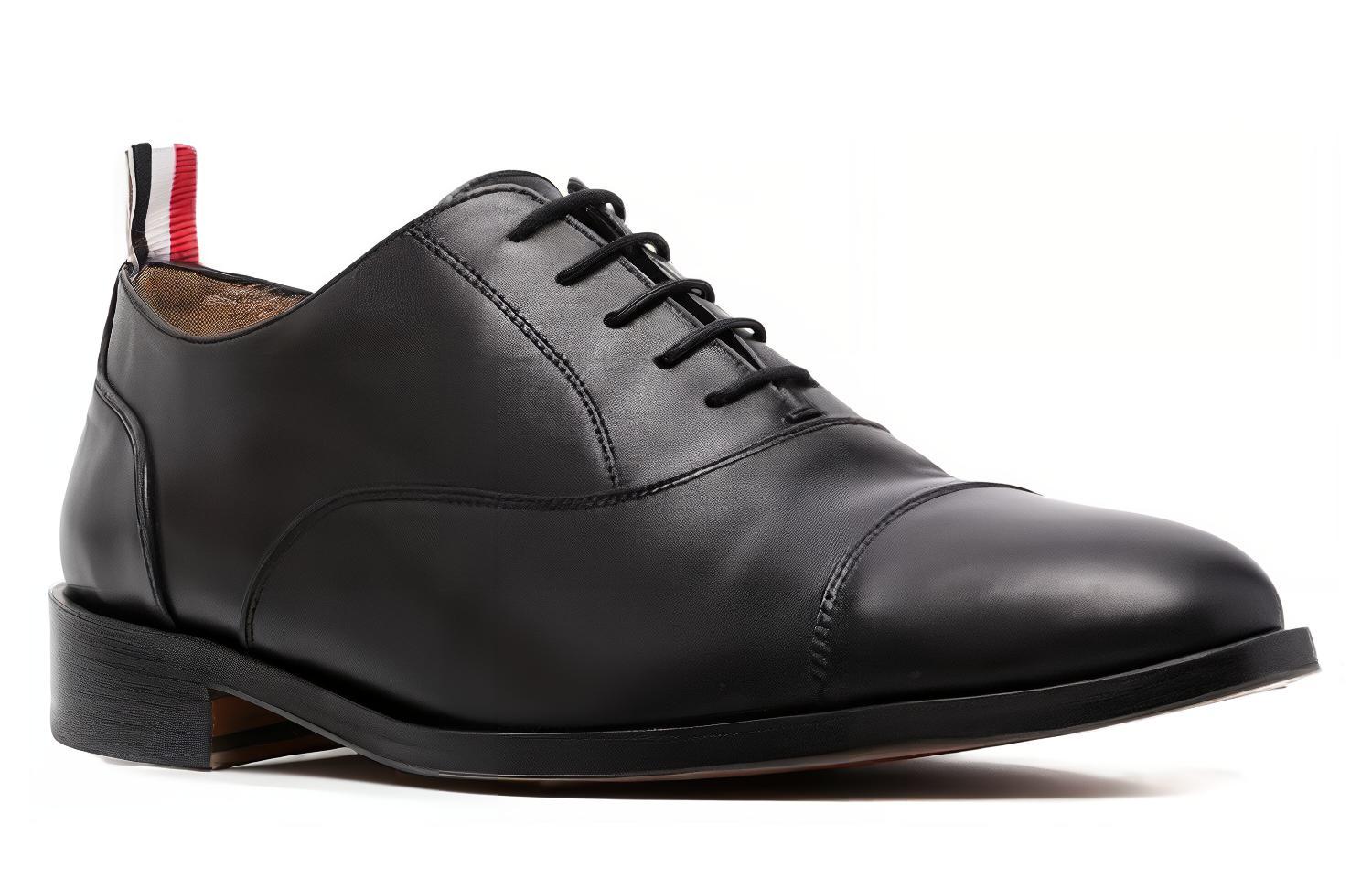 Order Thom Browne Sepatu Kulit Low-Top 'Hitam' MFD250A05584001