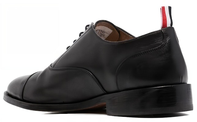 Thom Browne Sepatu Kulit Low-Top 'Hitam' MFD250A05584001 Lookbook Thom Browne Sepatu Kulit Low-Top 'Hitam' MFD250A05584001