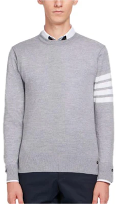 Thom Browne Sweater Abu-Abu Muda Wol dengan Lengan Empat Garis. MKA002A-00014-058 Buy Thom Browne Sweater Abu-Abu Muda Wol dengan Lengan Empat Garis. MKA002A-00014-058