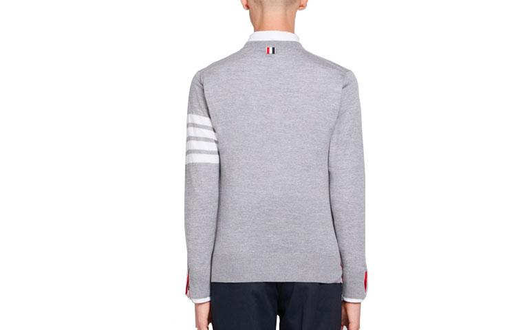 Lookbook Thom Browne Sweater Abu-Abu Muda Wol dengan Lengan Empat Garis. MKA002A-00014-058