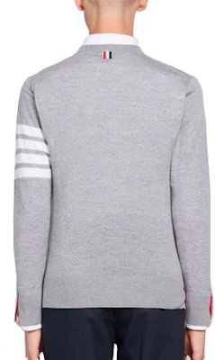 Thom Browne Sweater Abu-Abu Muda Wol dengan Lengan Empat Garis. MKA002A-00014-058 Lookbook Thom Browne Sweater Abu-Abu Muda Wol dengan Lengan Empat Garis. MKA002A-00014-058