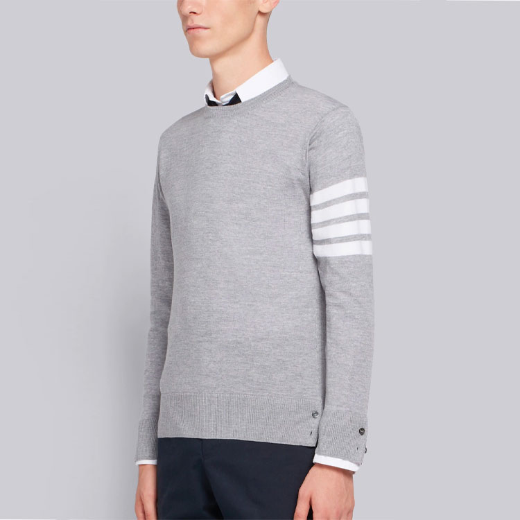 Shop Thom Browne Sweater Abu-Abu Muda Wol dengan Lengan Empat Garis. MKA002A-00014-058