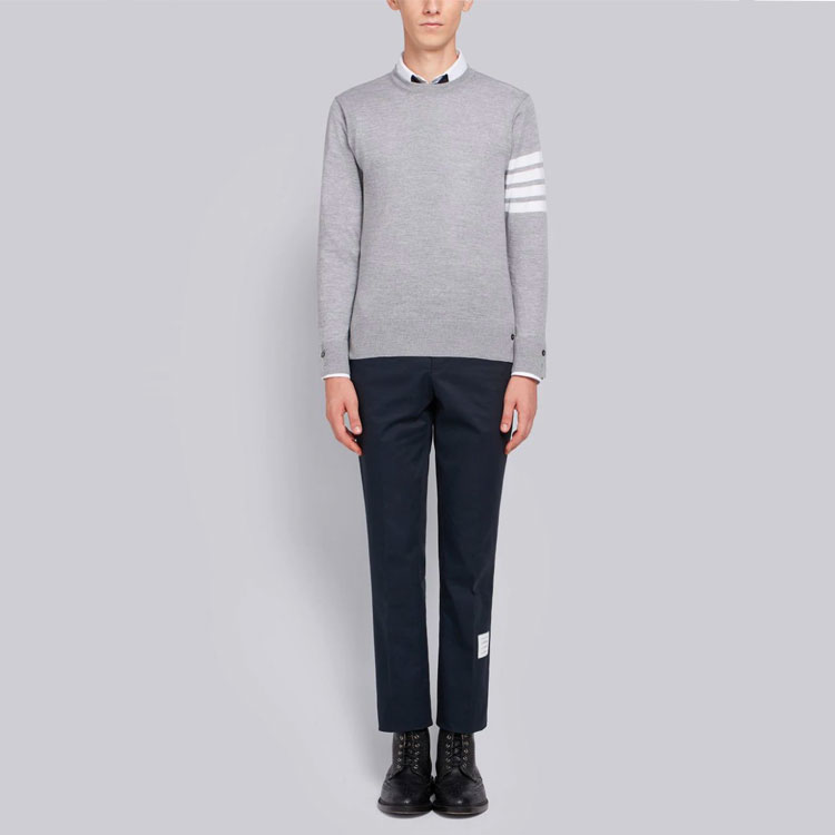 Purchase Thom Browne Sweater Abu-Abu Muda Wol dengan Lengan Empat Garis. MKA002A-00014-058