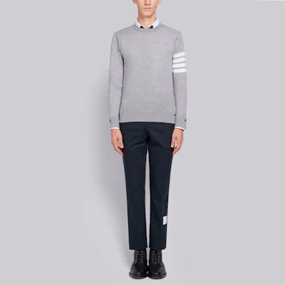 Thom Browne Sweater Abu-Abu Muda Wol dengan Lengan Empat Garis. MKA002A-00014-058 Purchase Thom Browne Sweater Abu-Abu Muda Wol dengan Lengan Empat Garis. MKA002A-00014-058
