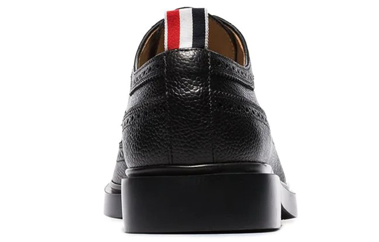 Shop Thom Browne 长翼雕花皮鞋 '鹅卵石黑' MFD002H00198001