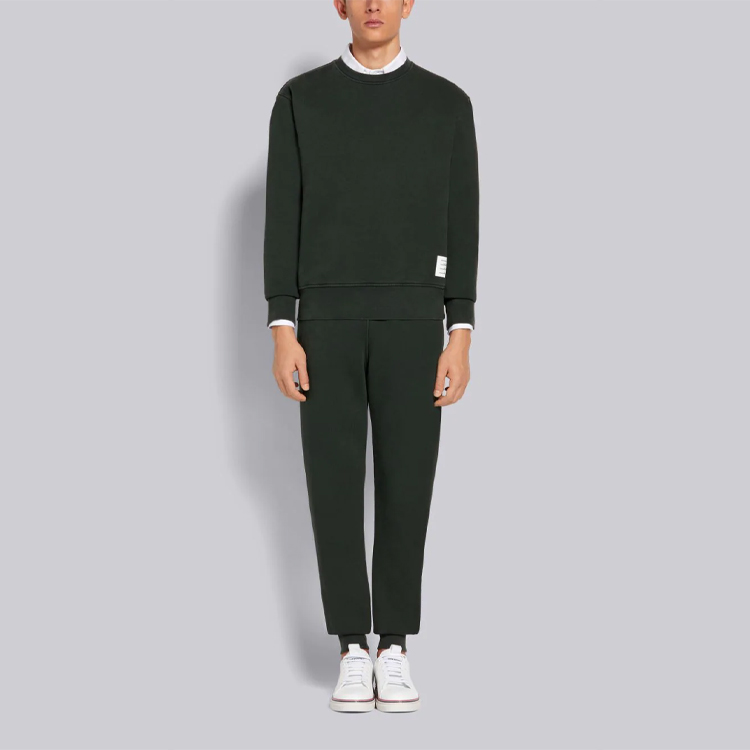 Lookbook トムブラウン ルーズフィット クルーネック スウェットシャツ ダークグリーン (秋). MJT262B-03377-320